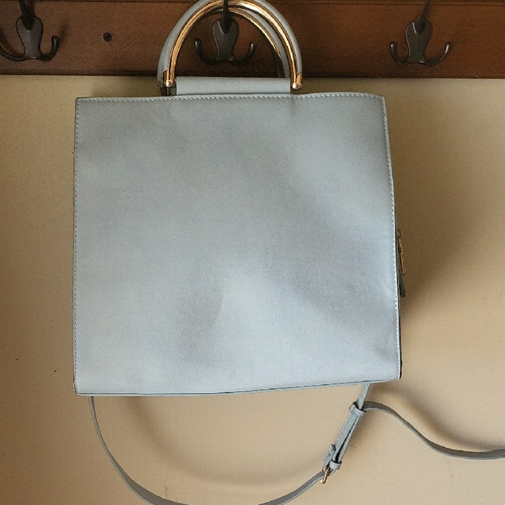 Moda Luxe Powder Blue Shoulder Bag with Gold Accents & Modern Elegance - Picture 1 of 10